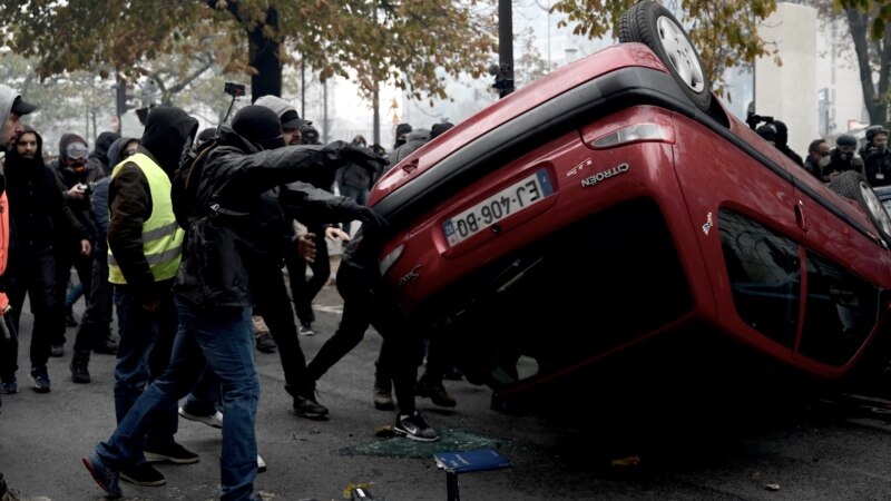 Водени топови и солзавец на протестите на „Жолтите елеци“ во Париз