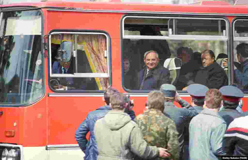 Gorbaciov și soția lui Raisa au adus un stil nou la Kremlin, călătorind în URSS și în străinătate, mergând pe stradă printre oameni și chiar purtând discuții ad-hoc. În imagine: Gorbaciov stă într-un autobuz după ce s-a întâlnit cu muncitorii de la uzina de construcții de mașini Uralmash, 28 aprilie 1990.