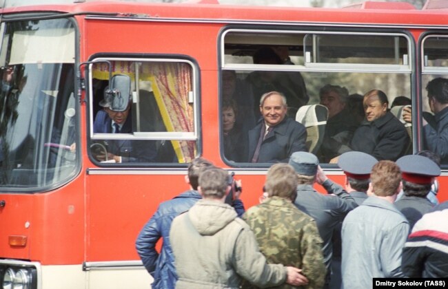 Президент Михайло Горбачов від'їжджає в автобусі після зустрічі з працівниками машинобудівного заводу «Уралмаш», 28 квітня 1990 року
