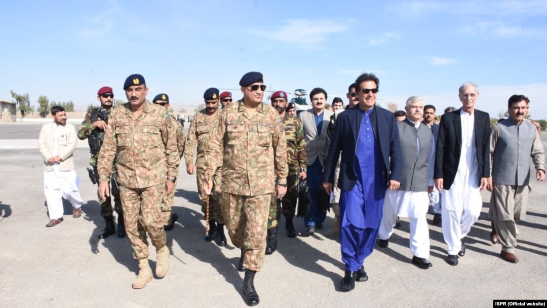 عمران خان په خپله واکمنۍ کې له پوځ سره د اختلافاتو دعوې ردولې او ویل یې چې له باجوه سره یې تعلقات خورا ښه دي - پخوانی انځور.