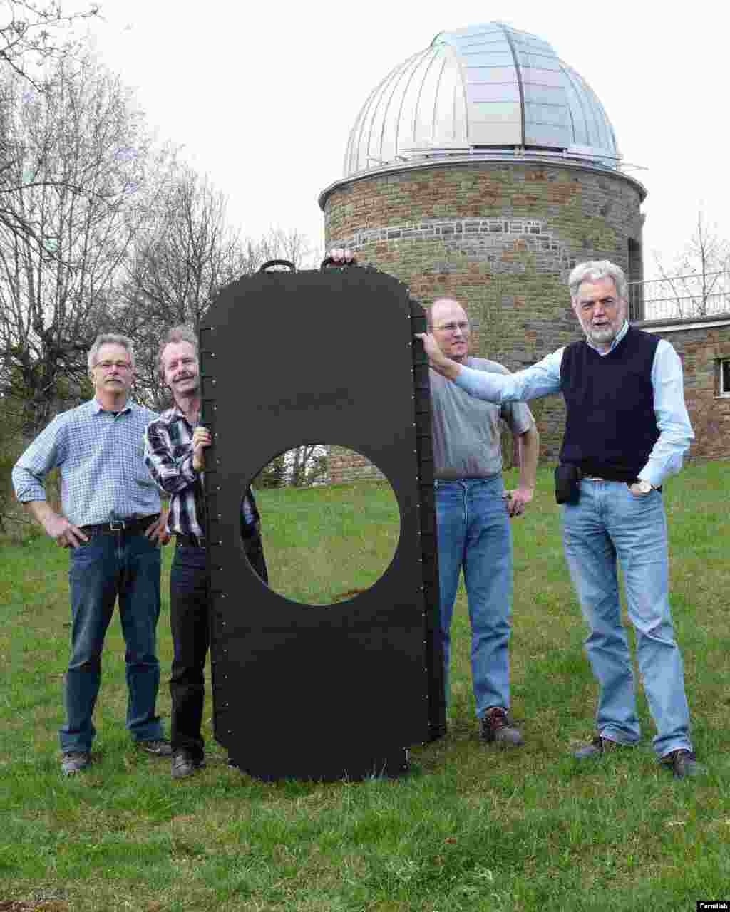 The University of Bonn team displays the world&#39;s largest shutter in front of the Schmidt telescope dome of the Hoher List Observatory. 