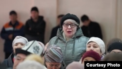 Сотрудники завода на встрече с заместителем главы правительства. Майлуу-Суу, 2 января 2026 года