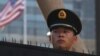  پلیس شبه‌نظامی چین در نزدیک سفارت آمریکا در پکن