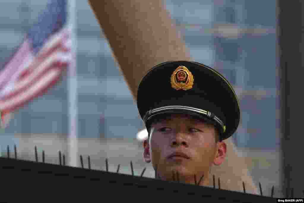 КИНА - Полицијата во Пекинг соопшти дека едно лице активирало мала, импровизирана експлозивна направа пред Американската амбасада во главниот град на Кина. Осомничениот за денешниот инцидент бил идентификуван само како 26-годишен маж со презиме Џијанг. Тој бил единствениот повреден во инцидентот.