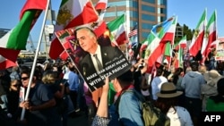 Протест в Лос Анджелис през юни 2025 г. На плаката пише "Да направим Иран отново велик с Реза Пахлави".