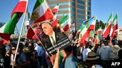 Los-Ancelesdə etirazçılar İranda rejim dəyişikliyinə çağıraraq Rza Pəhləvinin plakatını yelləyirlər.