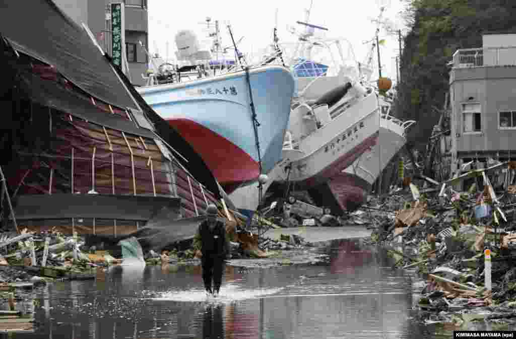 Navele de pescuit au fost târâte pe uscat de tsunamiul devastator și în districtul Shishiori, orașul portuar Kesennuma, din prefectura Miyagi, nordul Japoniei, localitate distrusă de foc și de seism. Fotografie din 28 aprilie 2011.