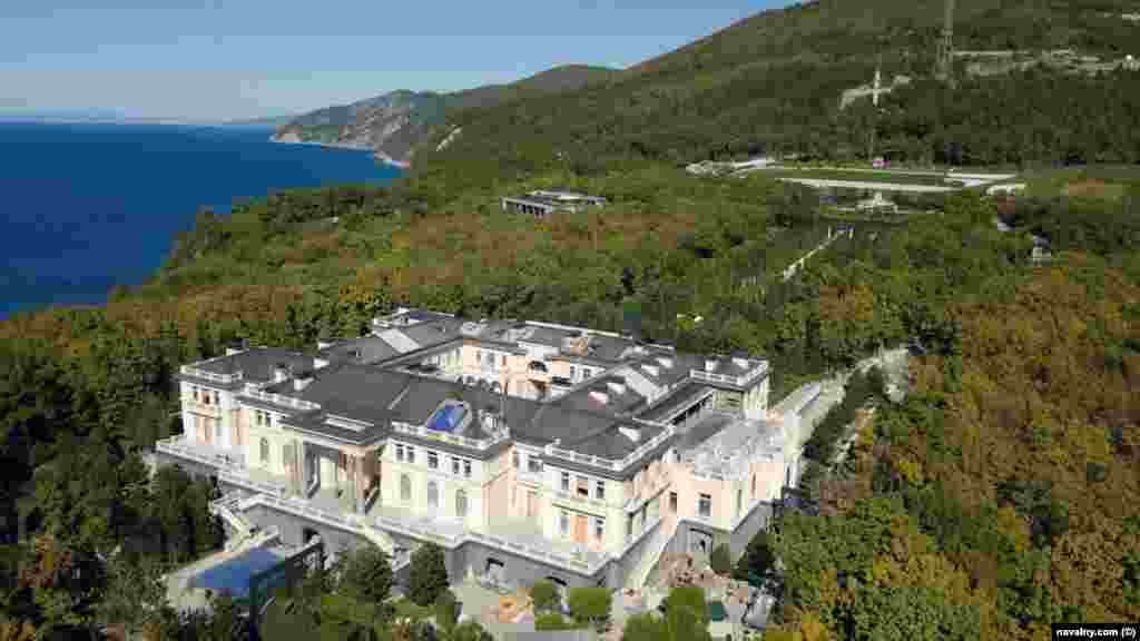 Снимок дворца, который расположен примерно в 18 километрах от популярного в России курортного города Геленджик, сделанный с беспилотника