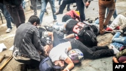 Раненые демностранты во время разгона акции протеста на площади Таксим в Стамбуле, 31 мая 2014 года.