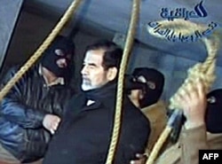 Кадр из видео повешения Саддама Хуссейна, 30 декабря 2006 года