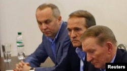 Впервые на роль человека в центре событий Виктор Медведчук вышел при президенте Кучме (на переднем плане) и дальше с этих позиций уже не сдвигался.