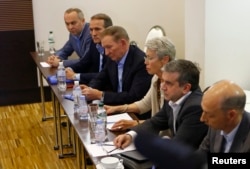 Леонид Кучма и другие участники консультаций в Донецке