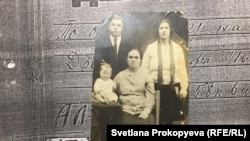 Юрий Дзева с родителями и бабушкой, середина 1930-х гг.