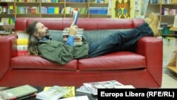 (Foto: Valeria Babără, pentru Campania de promovare a lecturii „PutYourFaceInABook”, desfăşurată de Senatul Elevilor „Spiru Haret”)