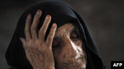 دا افغانه کډواله له پېښور سره نېږدې د ملګرو ملتونو کډوالو ادارې لخوا د نوم رجسټر کولو په انتظار ده