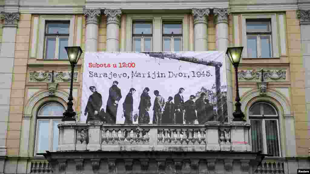 Fotografije antifašista koje je na Marijin Dvoru smaknuo režim NDH u Sarajevu 1945. godine postavljene su i iznad&nbsp;Vječne vatre, simbola antifašističkog otpora u Sarajevu.