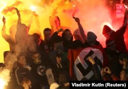 На футбольном матче в Ярославле среди фанатов московского «Спартака» держали в руках флаг со свастикой, 2013 г.