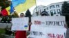 Refugjatët ukrainas dhe qytetarët moldavianë protestojnë kundër luftës në Ukrainë, pranë Ambasadës së Rusisë në Kishiniev, Moldavi, tetor 2022.