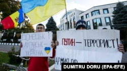 Ukrainian refugees and Moldovan citizens protest against the war in Ukraine in front of the Russian Embassy in Chisinau in October 2022.