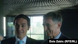 Srđan Srećković i Milorad Pupovac na skupštini Tesla banke, Zagreb, 4. srpnja 2011.