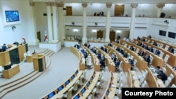 За реформу, згідно з якою на жовтневих парламентських виборах 120 депутатів будуть обрані за партійними списками і ще 30 – у мажоритарних округах, проголосували 117 членів парламенту