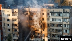 Будынак у Сьвятошынскім раёне Кіева, які найбольш пацярпеў у выніку расейскай атакі 7 верасьня. Менавіта тут знайшлі загінулымі маладую маці і яе немаўля