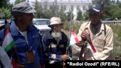 Three of the Kulob pilgrims as they set out on their 4,600-kilometer journey to Mecca in early June.