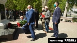 Российские власти Севастополя возлагают цветы к мемориалу жертвам депортации крымскотатарского народа 1944 года, Севастополь, 2020 год