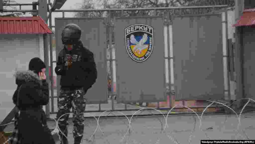 Проросійські активісти біля бази кримського &laquo;Беркуту&raquo;, Сімферополь, 27 лютого