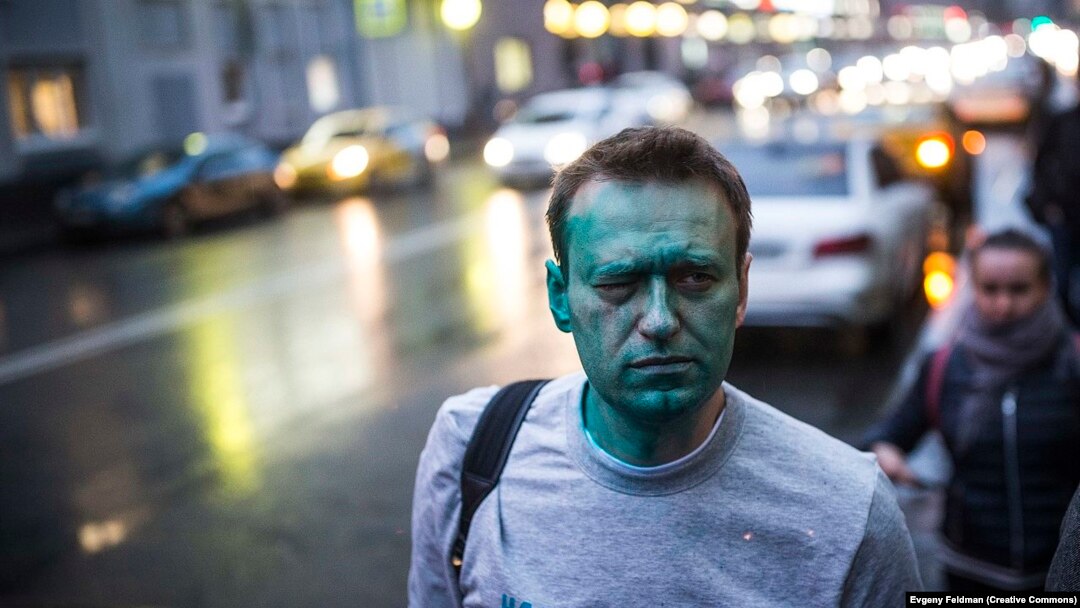 Aleksei Navalnîi, după ce niște necunoscuți i-au aruncat o substanță în față în 2017
