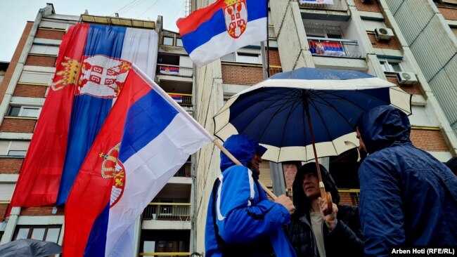 Flamujt serbë në protesta.