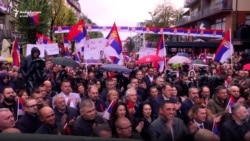 Protesta në veri me flamujt e Serbisë, Rusisë, Kosovës e Shqipërisë 