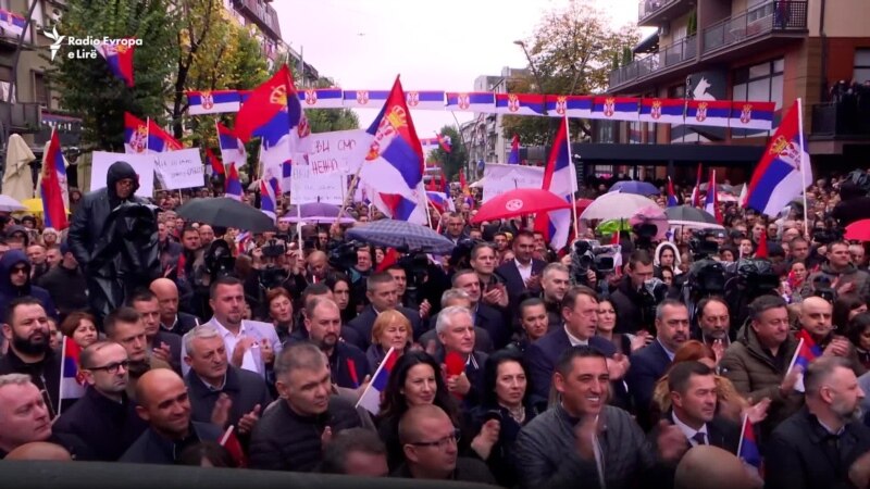 Protesta në veri me flamujt e Serbisë, Rusisë, Kosovës e Shqipërisë 