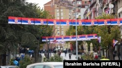 Flamuj të Serbisë të vendosur në Mitrovicë të Veriut. Fotografi nga arkivi. 