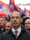 Igor Simiq (në anën e djathtë) dhe Sllavko Simiq (në prapavijë, në anën e majtë), deputetë të Listës Serbe.