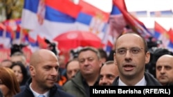 Igor Simiq (në anën e djathtë) dhe Sllavko Simiq (në prapavijë, në anën e majtë), deputetë të Listës Serbe.