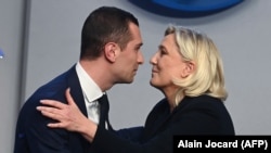 Novi lider Nacionalnog okupljanja Žordan Bardela i dosadašnja liderka Marin le Pen tokom kongresa partije u Parizu, 5. novembar 2022.