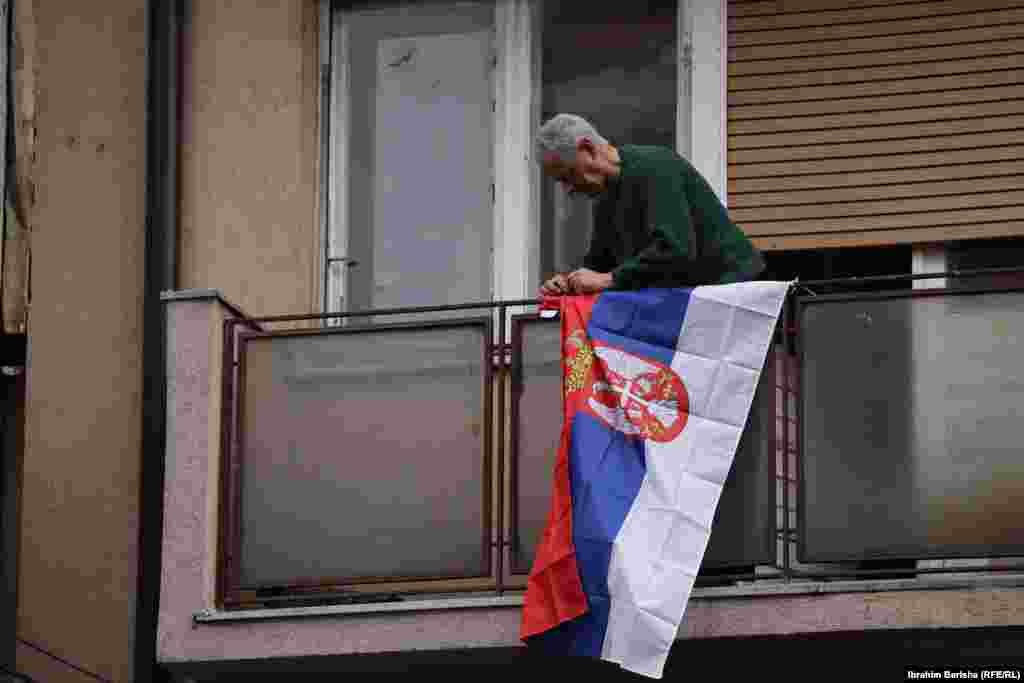 Në ftesat për protesta, qytetarëve u është bërë thirrje që të vendosin flamurin e Serbisë në pronat e tyre private, pasi flamuj të tillë veçse janë vendosur në hapësira publike.