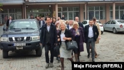 Ish-kryetarja e Gjykatës Liliana Stevanoviq dhe anëtar i Këshillit Gjyqësor të Kosovës, Nikolla Kabashiq me gjyqtarë dhe punëtorë administrativ pasi dhanë dorëheqje nga institucionet e Kosovës në nëntorin e vitit 2022.
