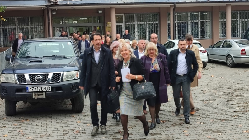 Dorëheqjet e serbëve zvarrisin lëndët gjyqësore