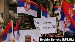 Pamje nga një protestë e serbëve në veri të Kosovës kundër vendimit të Qeverisë për regjistrimin e makinave me targa të paligjshme serbe. Pankarta mban mbishkrimin: "Ne kemi një shtet - Serbinë". Nëntor, 2022.