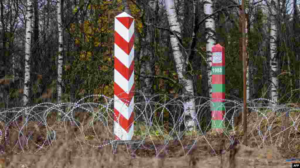 Lengyel és orosz határállomások Żerdzinyben, Északkelet-Lengyelországban.&nbsp;A lengyel kormány azzal is indokolta a kerítés megépítését, hogy az orosz légügyi hatóság nemrég járatokat indított a Közel-Keletről és Észak-Afrikából Kalinyingrádba