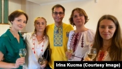Lena (prva s desna) sa kolegama volonterima ukrajinskog Kriznog štaba, tokom proslave Dana nezavisnosti Ukrajine 24.avgusta 2022. u Podgorici
