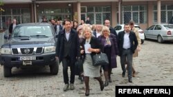 Ish-kryetarja e Gjykatës Themelore në Mitrovicë, Lilana Stevanoviq, dhe stafi tjetër serbë i gjykatës, duke u larguar nga ndërtesa pas dorëzimit të dorëheqjeve. 7 nëntor 2022.