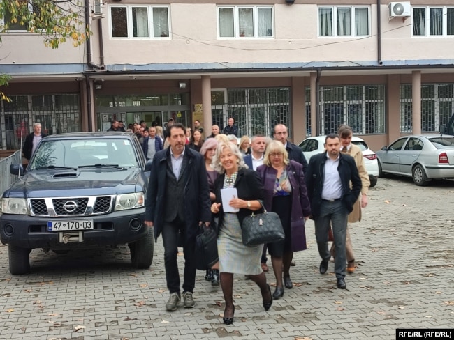 Kryetarja e Gjykatës Themelore, Lilana Stevanoviq, dhe kolegët e saj nga kjo gjykatë. 7 nëntor 2022.