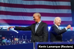 Președintele american Joe Biden și fostul președinte Barack Obama participă la un eveniment de campanie pentru candidatul democrat la Senat John Fetterman și candidatul democrat la postul de guvernator al statului Pennsylvania Josh Shapiro, în Philadelphia, pe 5 noiembrie 2022.