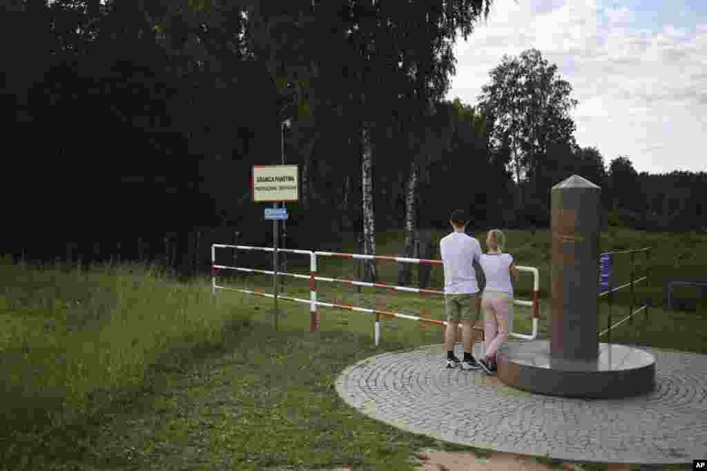 Dvoje ljudi posjetilo je mjesto gdje se susreću granice Poljske, Litvanije i ruskog Kalinjingrada, Zerdziny, Poljska, u julu. Granica Kalinjingrada sa Poljskom bila je jedna od posljednjih dionica zemlje na periferiji EU koja nije imala fizičku barijeru.