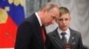 Владимир Путин и школьник Владислав Мартынов во время церемонии вручения российских паспортов молодым гражданам России. 12 июня 2017 года