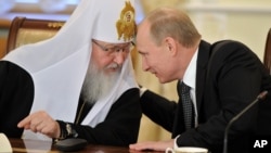 Президент России Владимир Путин (справа) и Московский патриарх Кирилл. РФ, 2012 год