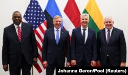 Слева направо: министры обороны США, Эстонии, Латвии, Литвы – Ллойд Остин, Калле Лаанет, Артис Пабрикс, Арвидас Анушаускас – в штаб-квартире НАТО в Брюсселе, 17 июня 2022 года